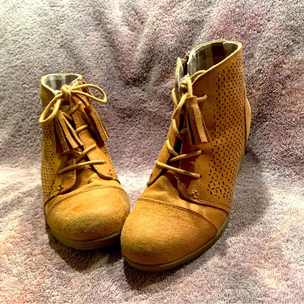 Girls report size 1 lace up boot microsuede